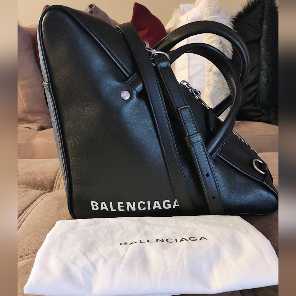 **SOLD**Balenciaga Triangle Duffle Calfskin Bag🩷